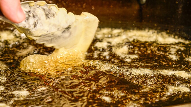 天ぷらを揚げる職人